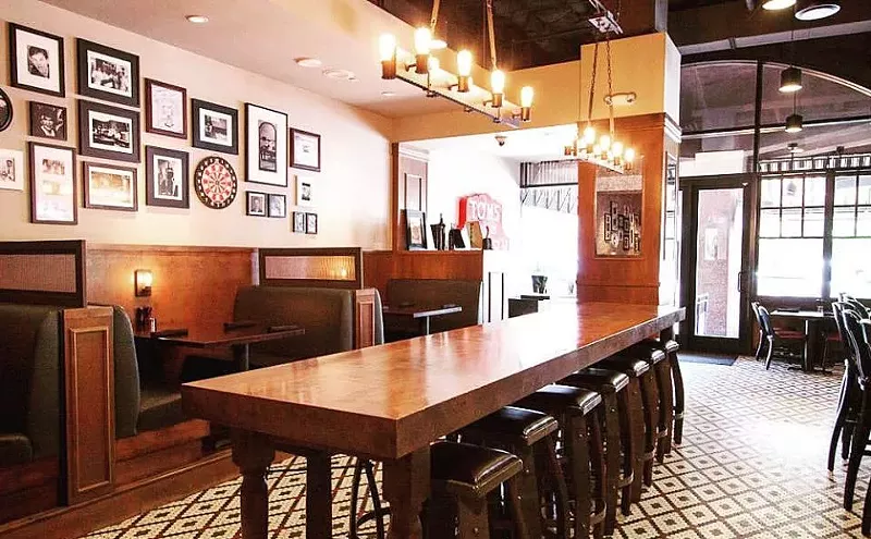 Image: After 87 Years, Tom's Tavern in Downtown Phoenix Has Closed
