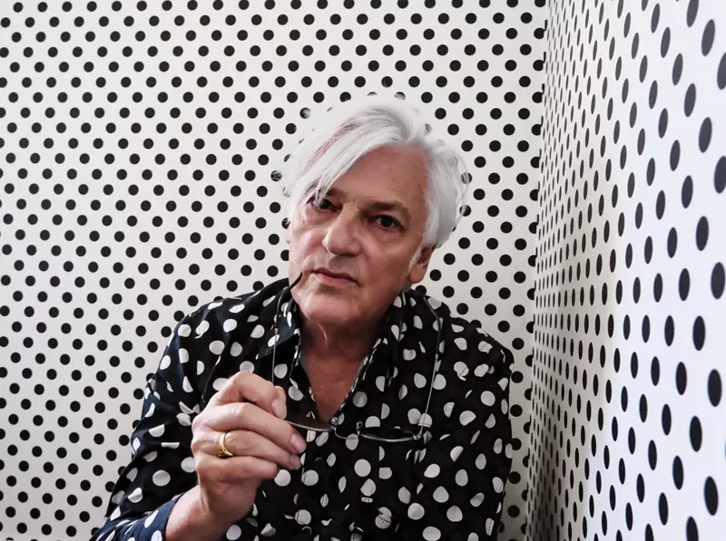 Image: Singer Robyn Hitchcock.