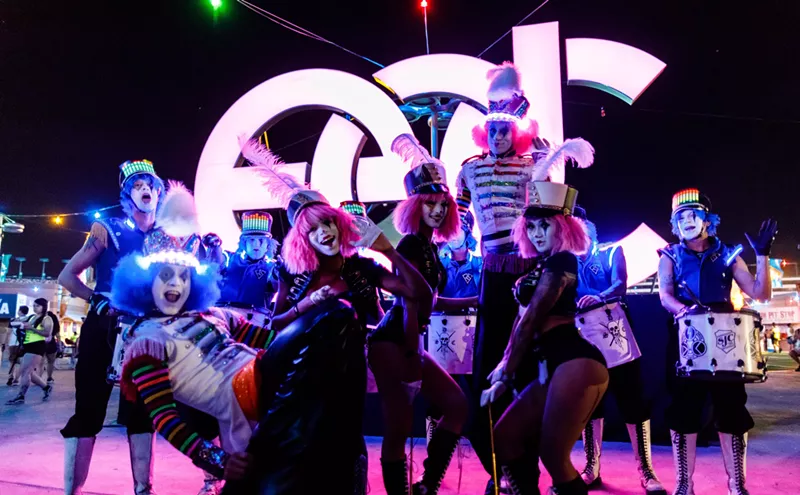 Image: At EDC, Misfit Street Performers Steal the Spotlight