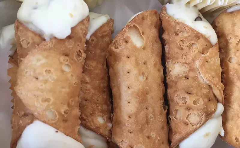 Image: Bagels and Cannolis at New York West Bakery in Sun City