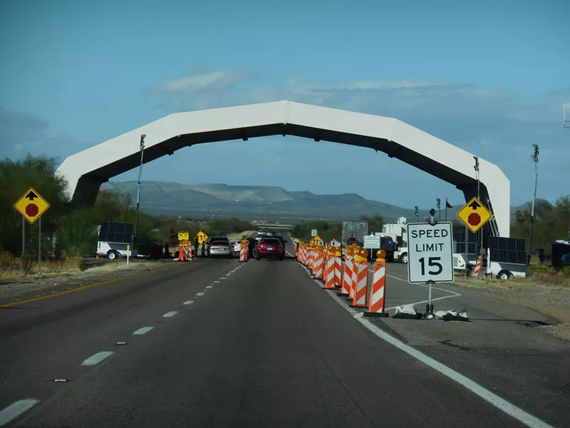 Image: Body carrying still allows for lucrative shipments, but pedestrians at the border skip the longer wait times for vehicles.