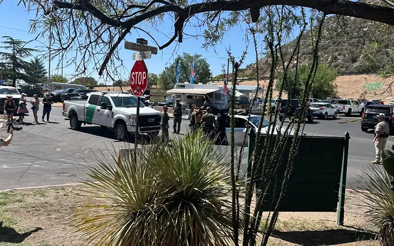 Image: border patrol agents arrest people in bisbee