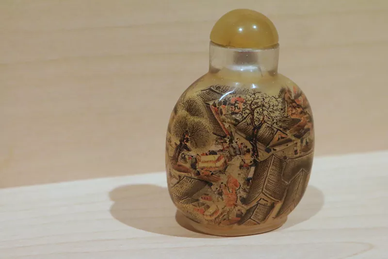 Image: A glass bottle used for sniffing tobacco in China.