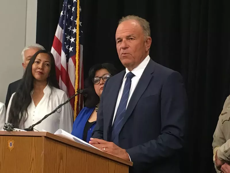 Image: Former Arizona Attorney general Grant Woods at a 2017 Maricopa County Sheriff's Office press conference announcing the closure of Joe Arpaio's "tent city."