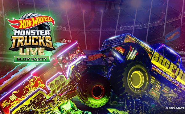 Hot Wheels Monster Trucks Live Glow Party!