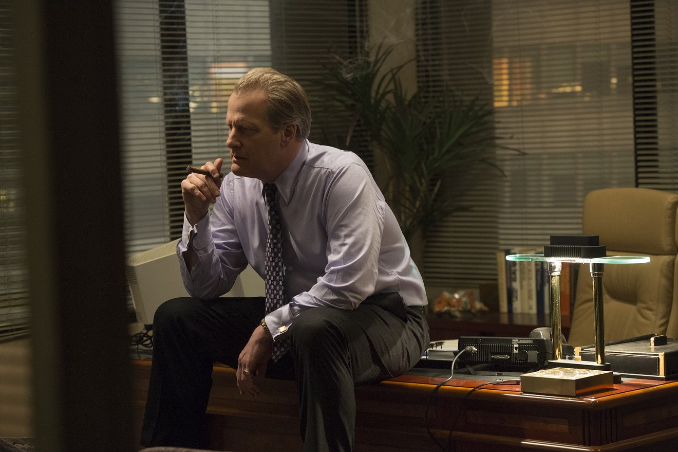 Jeff Daniels plays FBI special agent John O’Neill in The Looming Tower, Hulu’s new 10-part miniseries dramatizing the rising threat of al-Qaeda in the years leading up to 9/11.