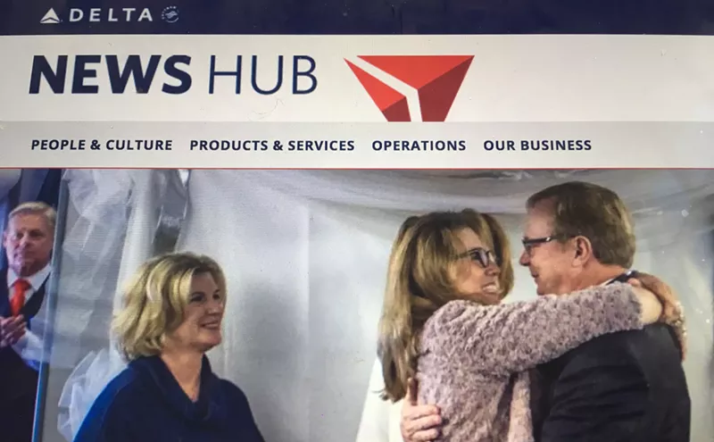 Image: Love at 35,000 Feet: Couple Marries on Delta 747's Last Flight to Arizona