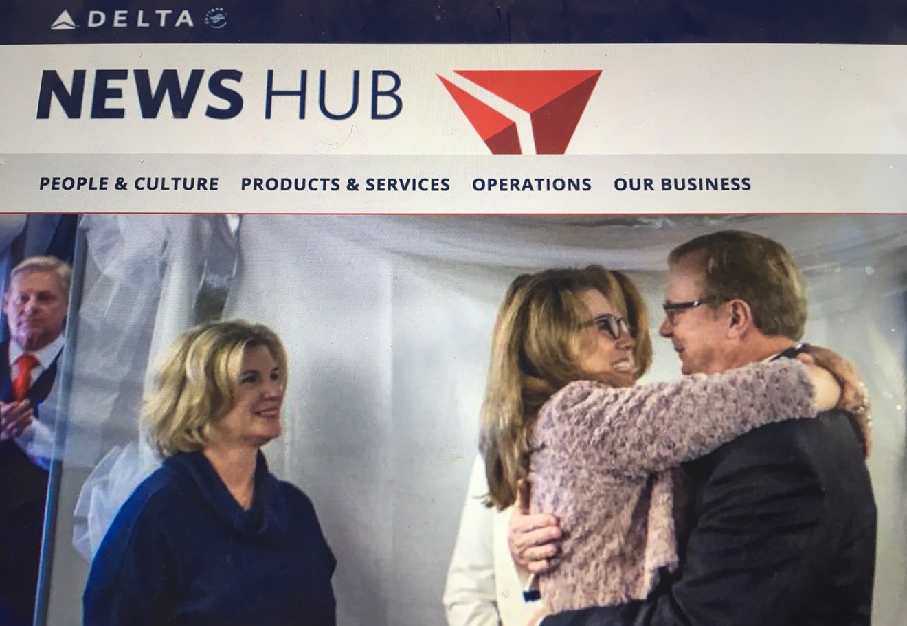 This couple tied the knot in midair as Delta retired its last 747 aircraft.