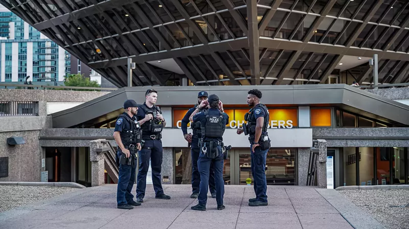 Image: Tempe police congregate outside the Tempe Municipal Building