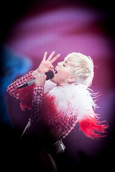  Bangerz Tour [Blu-ray] : Miley Cyrus: Movies & TV