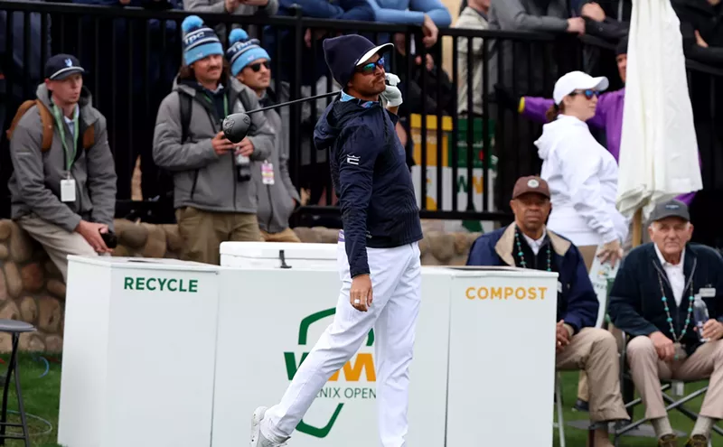Image: Despite rain delay, golfers endure at WM Phoenix Open