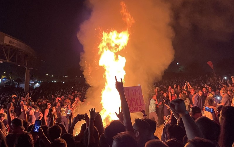 Metalheads Started a Massive Bonfire in the Crowd a Slipknot's Concert in  Phoenix