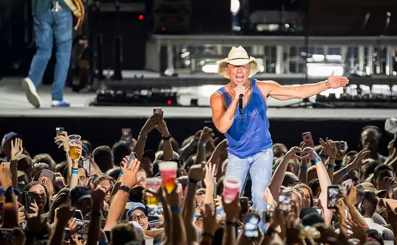 Image: No Oldies, No Problem: Kenny Chesney Charges Up Phoenix Fans