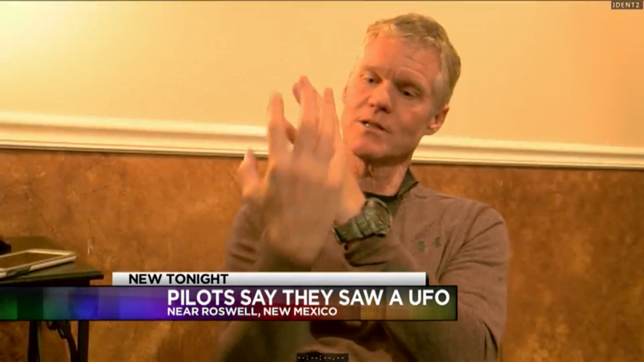 Blenus Green, a pilot for American Airlines, describes the weird and bright object he saw over Arizona on February 24 in an interview with Texas TV news reporter Pheban Kassahun.