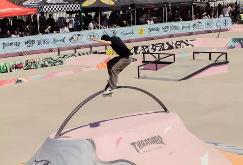 Image: Kieran Woolley performs a smith grind over the rainbow rail at PHXAM 2022.