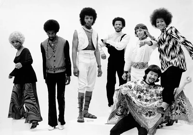 Image: Band poses for picture