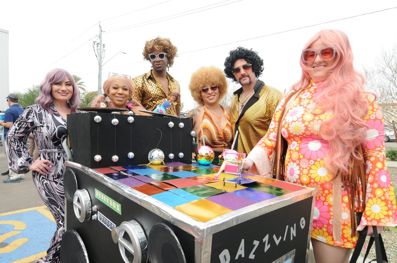 The groovy folks behind the Dazzling Disaster Disco Balls team decorated their shopping cart like a sound system.