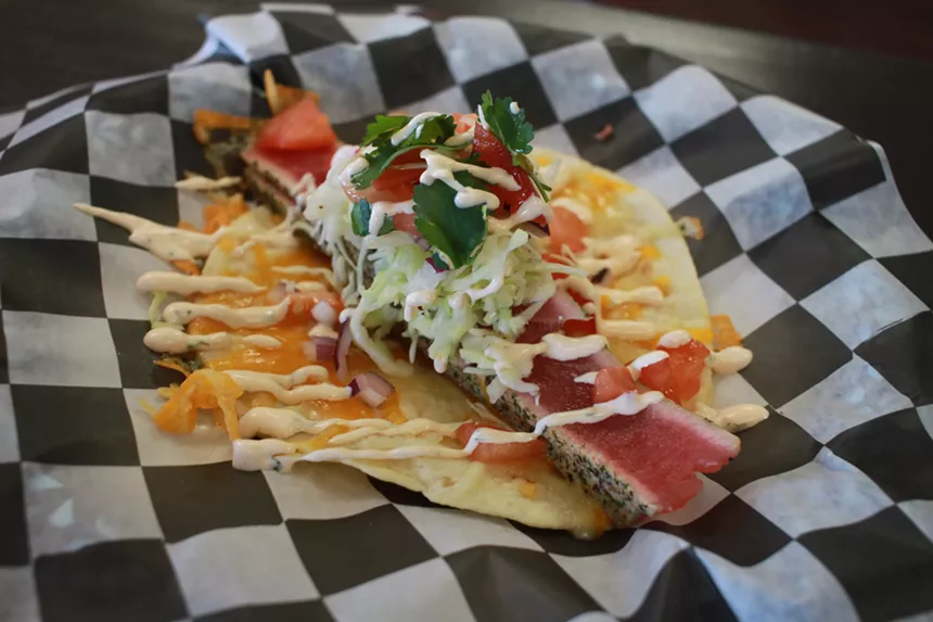 Un taco hecho con atún aleta amarilla de San Diego, bien chamuscado por James. - ALLISON TREBACZ