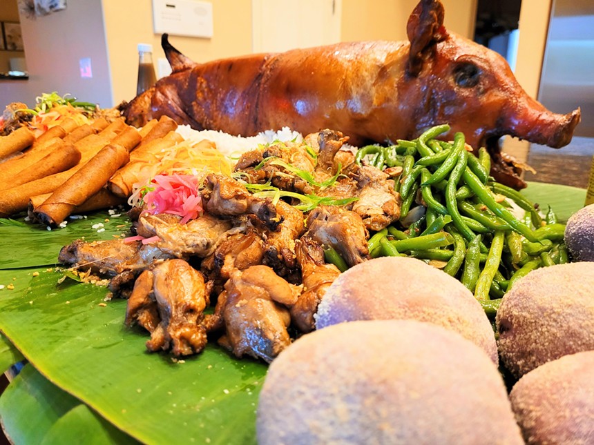 Traditionele Lechon en andere Filippijnse gerechten.  - FOTO DOOR PHX LECHON ROASTERS.