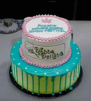 The musicians linked up backstage to eat some “kid-friendly” cake made by Dabbs Delights. - DABBS DELIGHTS