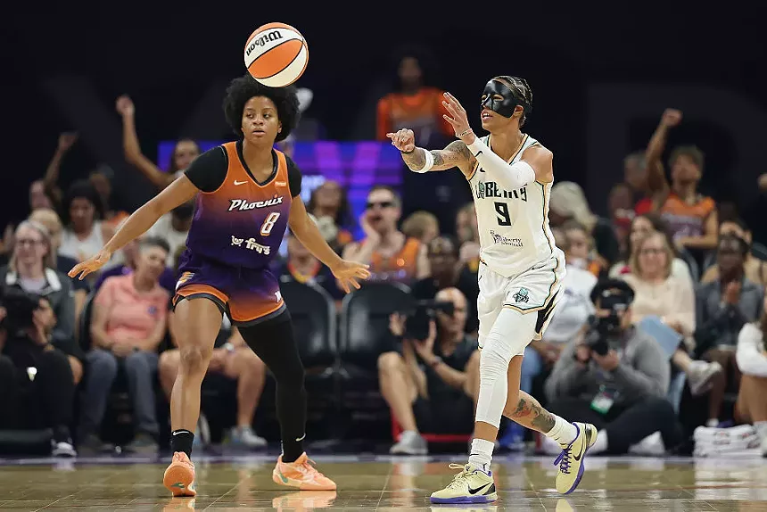 natasha cloud makes a pass against the mercury