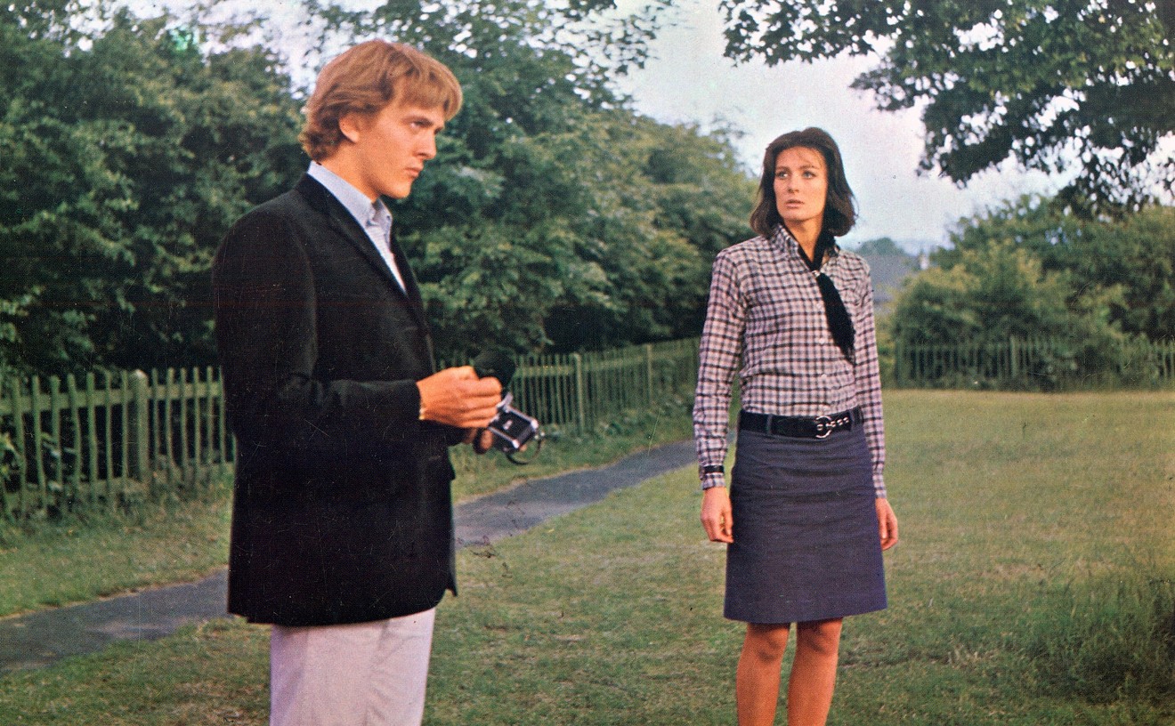David Hemmings (left), playing a photographer in Swinging ’60s London, appears with Vanessa Redgrave in Michelangelo Antonioni’s Blow-Up.