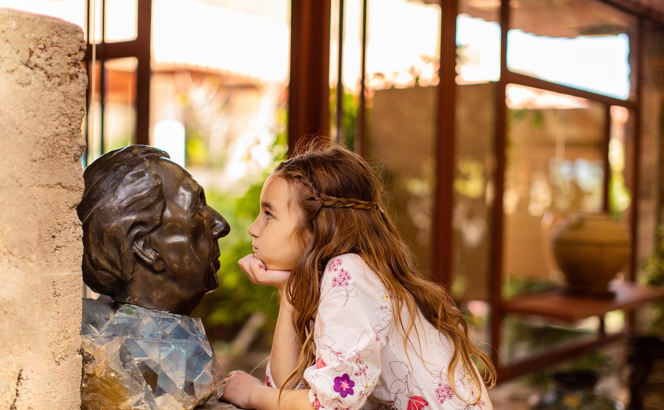 A student checks out a bust of famed architect Frank Lloyd Wright.