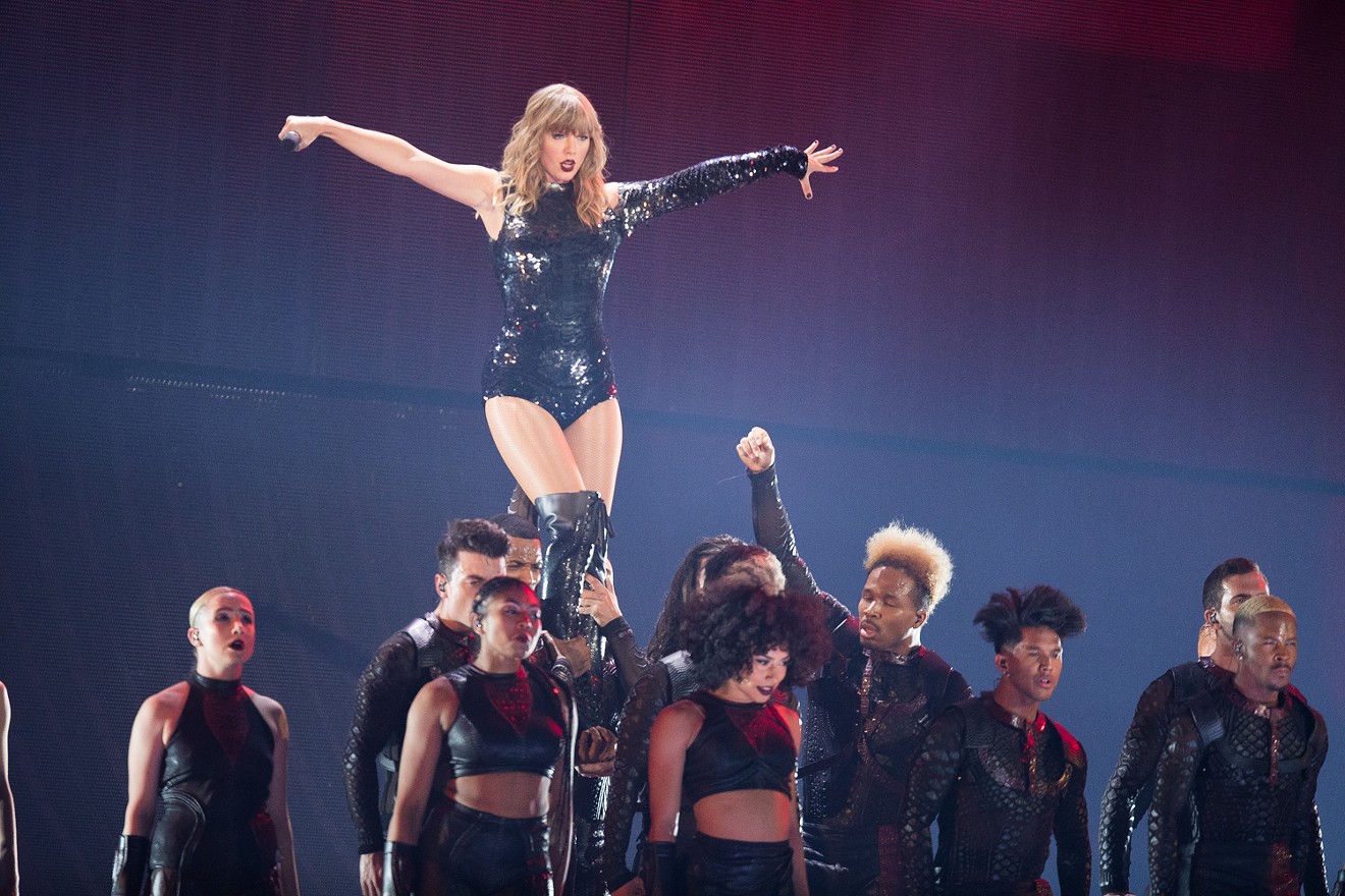 Taylor Swift's opening night of her Reputation tour drew a record of almost 60,000 fans to the University of Phoenix Stadium, surpassing the mark of 56,524 set there by One Direction in 2014.