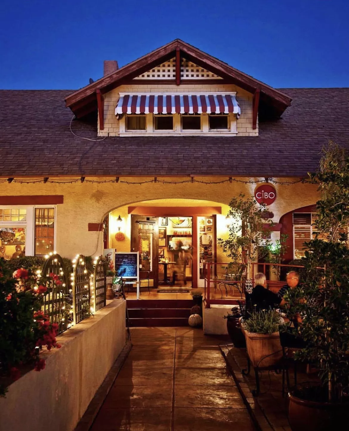 These Romantic Restaurants in Phoenix Are Perfect For Date Night