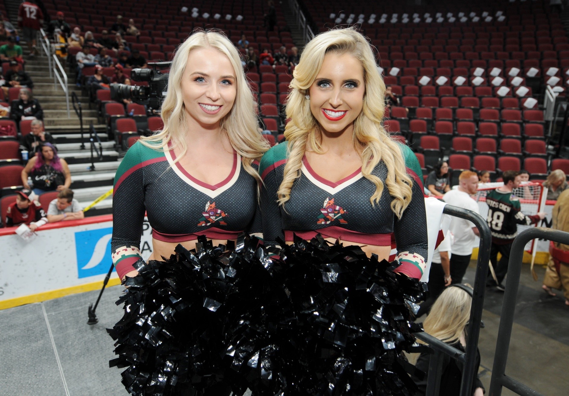 Arizona Coyotes - Howler brought his buddies to the rink