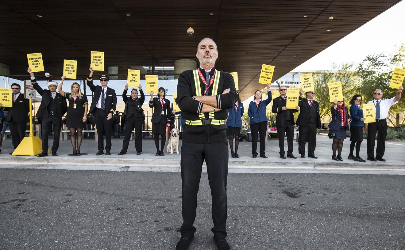 United flight attendants picket at Sky Harbor for new contract