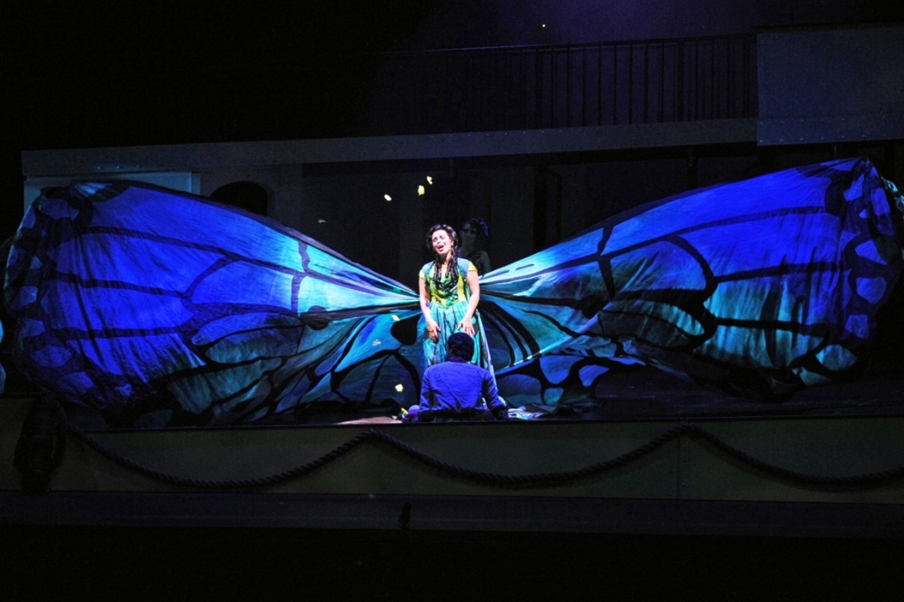 Scene from Arizona Opera's production of Florencia en el Amazonas.
